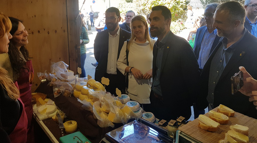 El conseller de la Generalitat, Roger Torrent, visitant la Fira del Formatge de la Seu