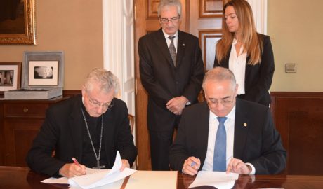 El Bisbe d'Urgell i copríncep episcopal i el ministre de Salut d'Andorra signant un acord per al desenvolupament de serveis de salut mental