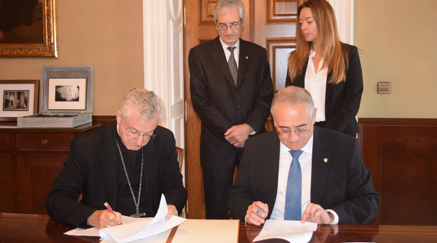 El Bisbe d'Urgell i copríncep episcopal i el ministre de Salut d'Andorra signant un acord per al desenvolupament de serveis de salut mental