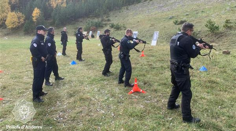 Policies fent pràctiques de tir