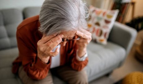 Una dona gran preocupada