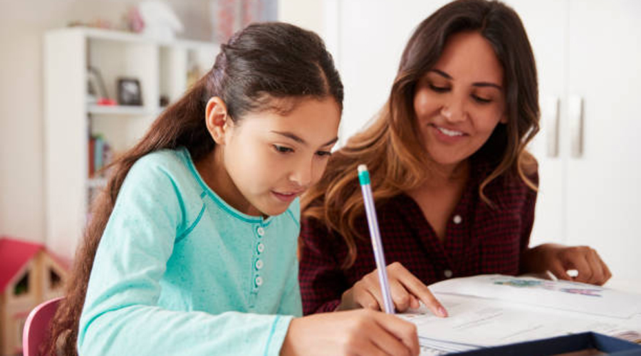 Una nena fent estudis no presencials