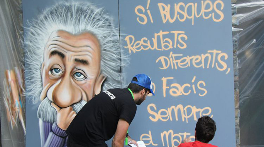 Creació d'un mural durant una Festa de la Joventut