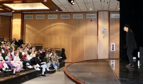 Alumnes d'Encamp gaudint d'un espectacle de titelles