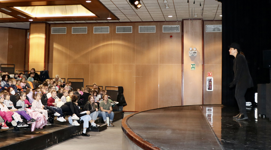 Alumnes d'Encamp gaudint d'un espectacle de titelles
