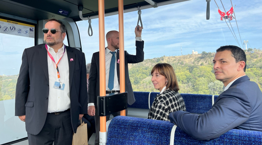 El ministre Gallardo pujat en el funicular de Tolosa