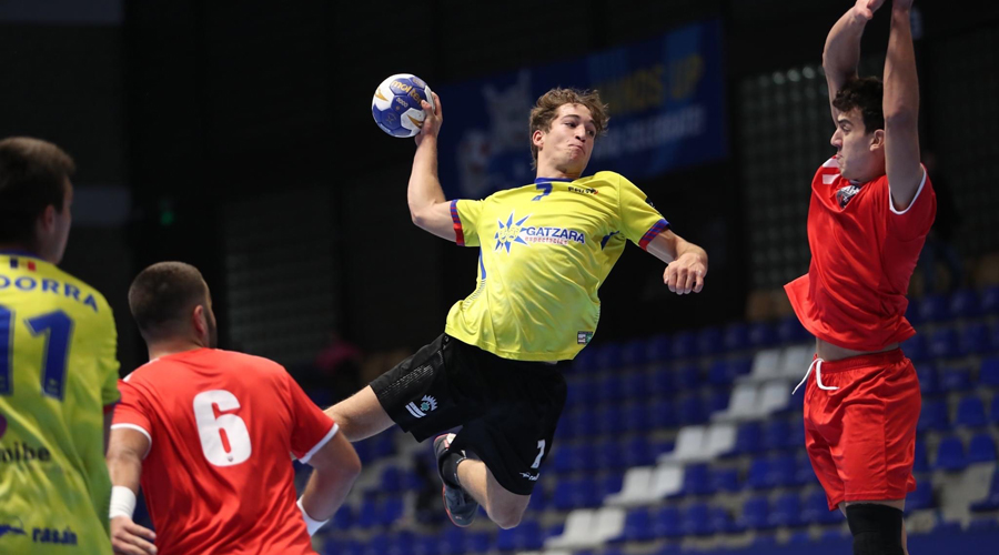 Jugada d'atac de la selecció sub-20 d'handbol contra Malta