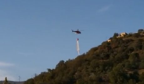 Un helicòpter apagant un incendi de vegetació al terme de la Seu