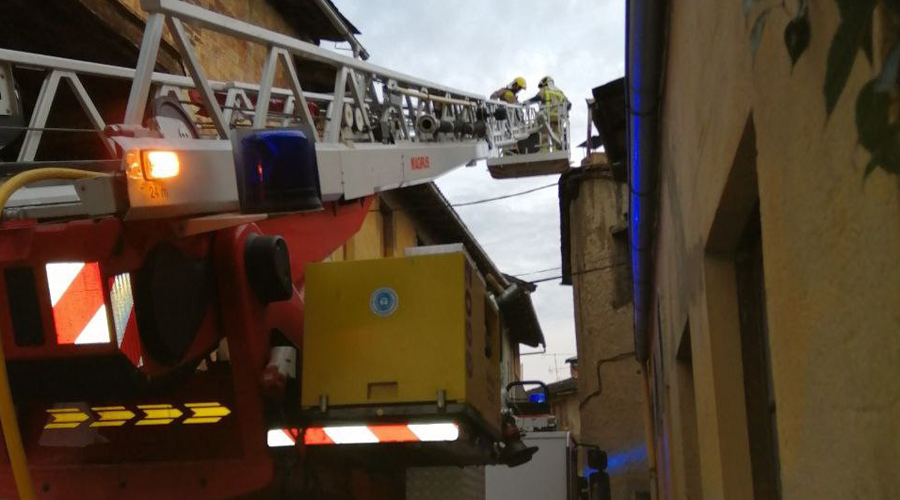 Els Bombers apaguen una xemeneia a Castellciutat