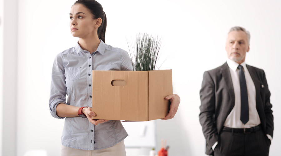 Una noia acomiadada de la feina ha recollit les seves pertinences