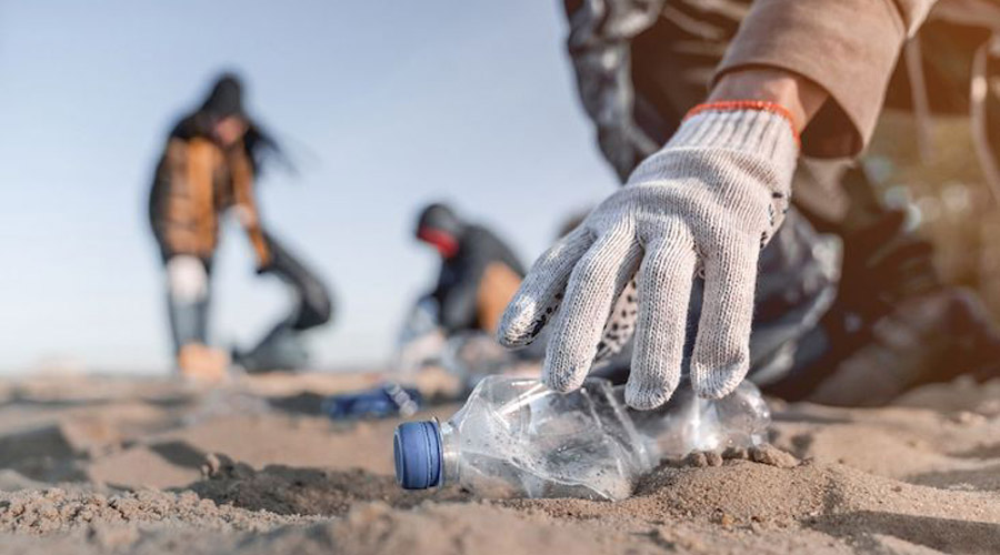 Uns nois recollint deixalles del terra