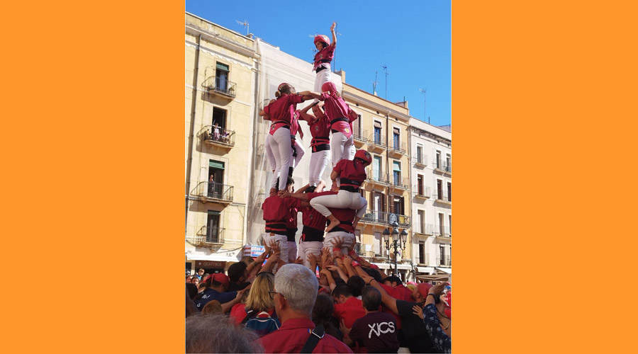 Els Castellers d'Andorra fent un 4 de 6 amb el pilar al mig a la plaça de la Font de Tarragona