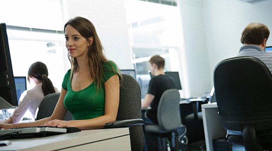 Una treballadora en una oficina