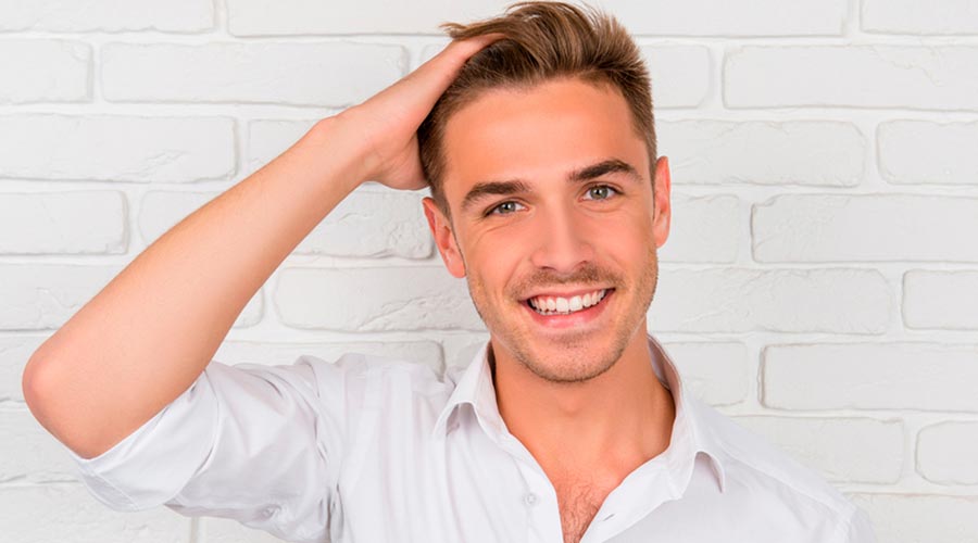 Un jove tocant-se el cabell