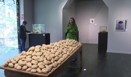 L'artista Eve Ariza amb una de les obres de la seva exposició Affatus