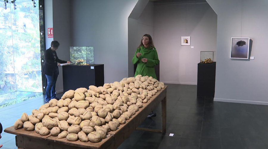 L'artista Eve Ariza amb una de les obres de la seva exposició Affatus
