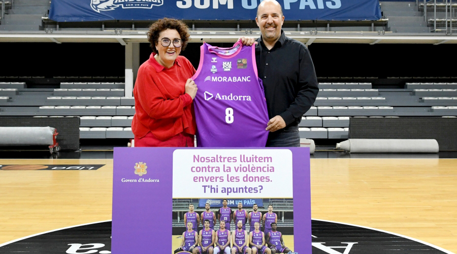El president del BC Andorra i la ministra Pallarés amb una samarreta lila i rosa per a commemorar el 25N de lluita contra la violència envers les dones