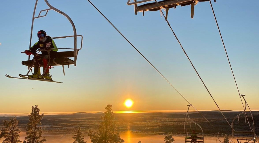 L'esquiadora andorrana, Carla Mijares, asseguda en un telecadira