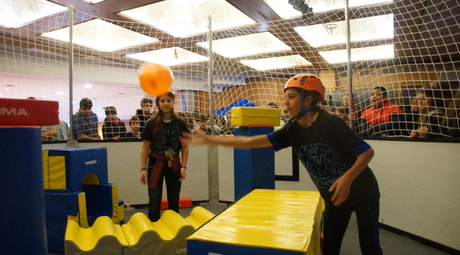 Dos joves jugant al concurs de globus a l'Encamp Nit