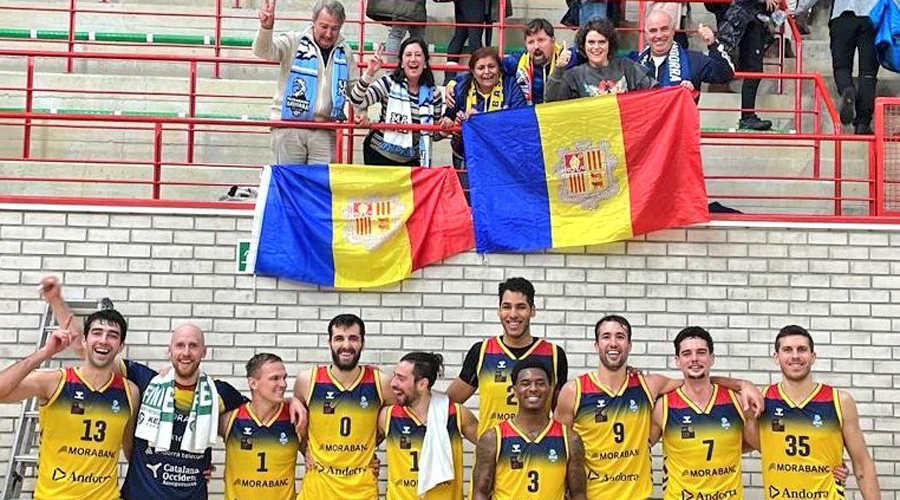 Jugadors del BC Andorra i afició celebrant la victòria a la pista del Juaristi guipuscoà