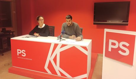 Pere Baró i Judith Salazar durant la presentació d'un debat que organitza el PS