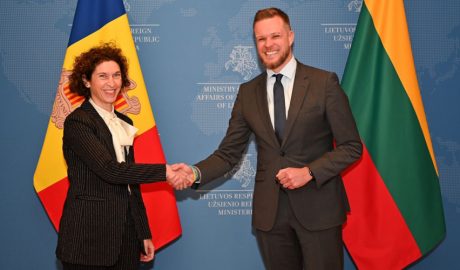La ministra d'Exteriors Maria Ubach amb el seu homòleg, Gabrielius Landsbergis, a Lituània