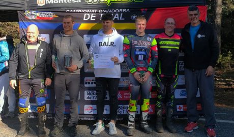 El podi vermell amb els primers classificats al trial de Fontaneda