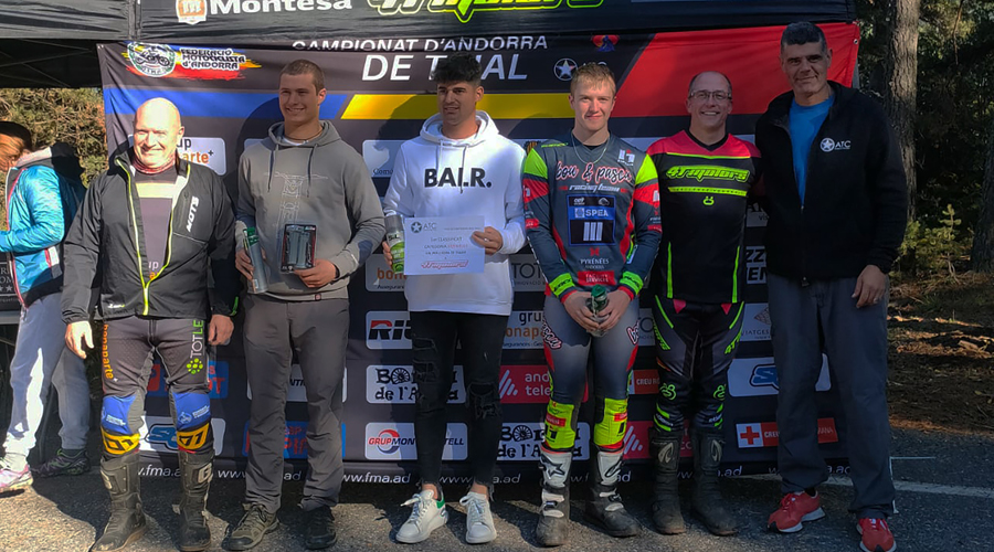 El podi vermell amb els primers classificats al trial de Fontaneda