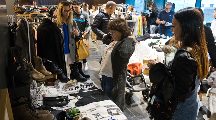 Homes i dones comprant roba i complements