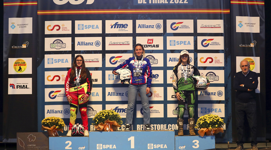 La pilot andorrana de trial, Alèxia Lladó en el primer lloc del podi en acabar campiona d'Espanya TR3