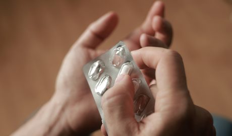 Unes mans amb antibiòtics