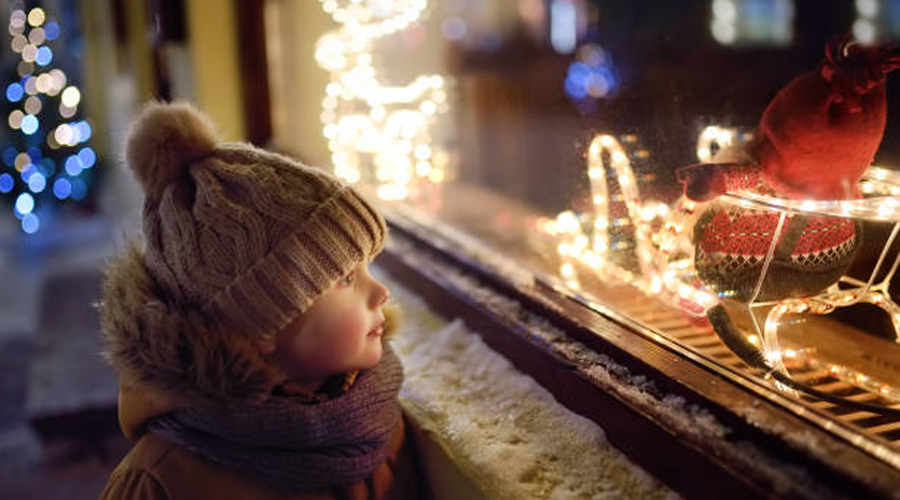 Un nen mirant un aparador per Nadal