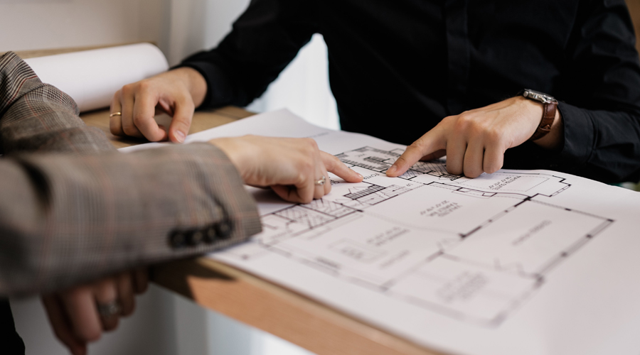 Uns arquitectes estudiant un plànol