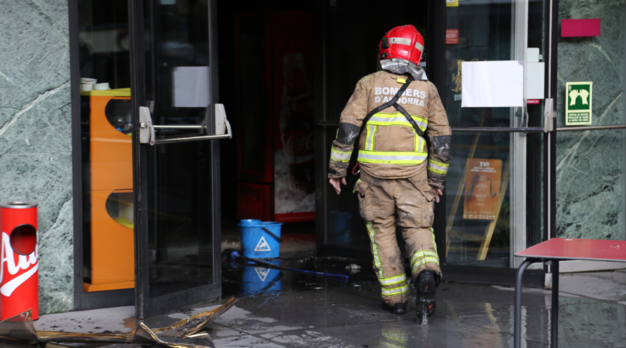 Un bomber entrant al Centre cultural lauredià després de l'incendi