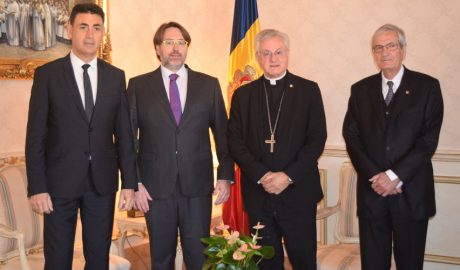 Carles Naudi d'Areny-Plandolit Balsells, i el President Suplent, Raúl Ferré Bonet, de Ciutadans Compromesos, rebuts pel copríncep episcopal i el seu representant personal