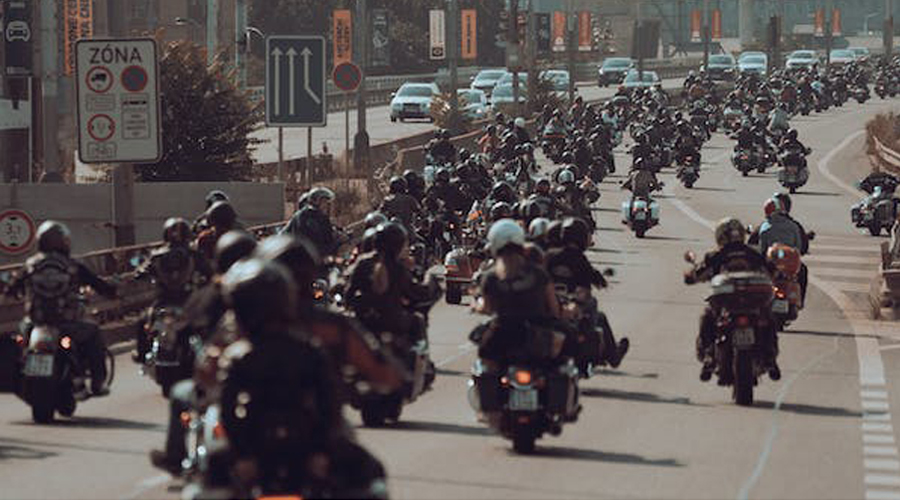 Una gran concentració de motos circulant per la carretera