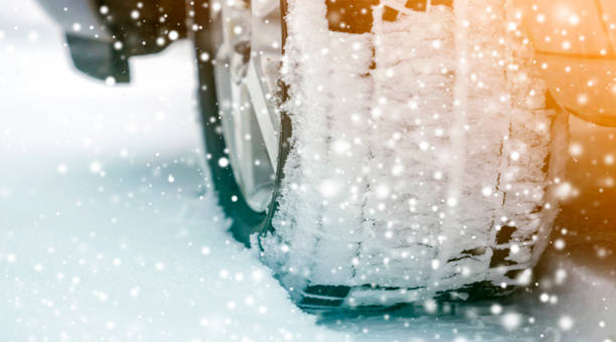 Una roda de cotxe xafant neu