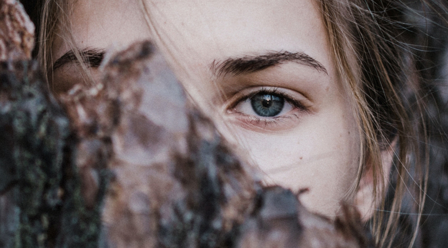 La cara d'una noia mig tapada