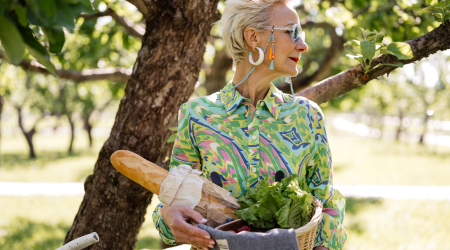 Una dona amb un cistell amb menjar