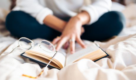 Una dona llegint un llibre