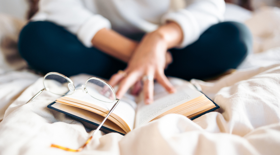 Una dona llegint un llibre