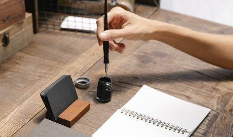 Una persona escrivint amb ploma