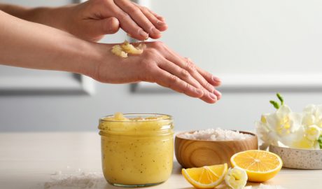 Exfoliant casolà per a mans i peus fet amb mantega i sucre morè