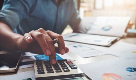 Un home calculant amb la calculadora