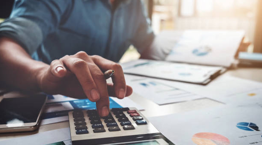 Un home calculant amb la calculadora