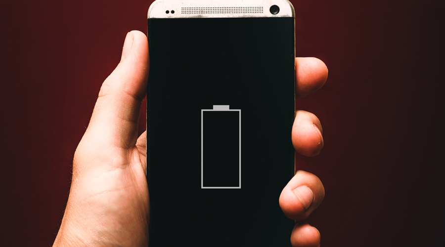 Una mà aguantant un iPhone