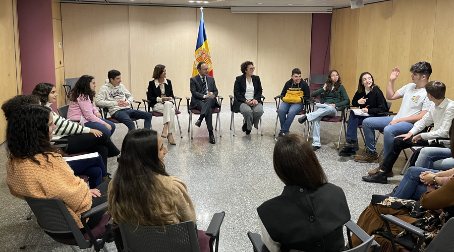 Joves de Fent Camí amb el cap de govern i les ministres Pallarès i Vilarrubla