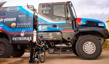 El pilot Albert Llovera amb el campió del Dakar 2022