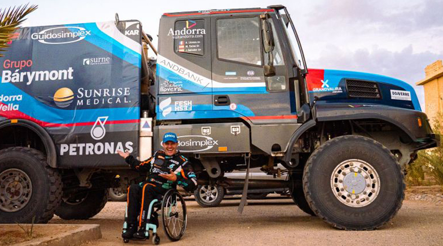 El pilot Albert Llovera amb el campió del Dakar 2022