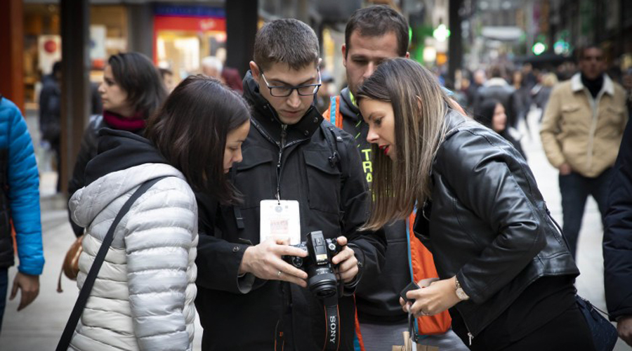 Uns joves participant en un concurs de fotografia
